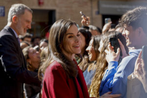 Imagen de archivo de los reyes Felipe VI y Letizia en una visita a Valencia para conocer la marcha de las tareas de reconstrucción de las zonas afectadas por la dana. EFE/ Ana Escobar