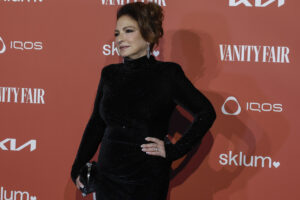 La cantante Gloria Estefan posa en el acto en el que recibe el premio Vanity Fair Personaje del año 2025, en Madrid. EFE/Juanjo Martín