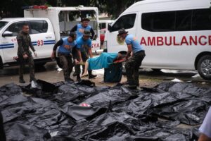 FOTODELDÍA BOGO (Filipinas), 01/10/2025. Policías cargan a una víctima entre bolsas para cadáveres tras un terremoto en la ciudad de Bogo, isla de Cebú, Filipinas, este miércoles. Según un comunicado de la Oficina Provincial para la Reducción y Gestión del Riesgo de Desastres (PDRRMO) de la isla de Cebú al menos 61 personas murieron tras un terremoto de magnitud 6,9 que azotó la costa de la isla de Cebú el 30 de septiembre. El epicentro del terremoto se localizó cerca de la ciudad de Bogo. EFE/ Juanito Espinosa EDITORS NOTE: GRAPHIC CONTENT