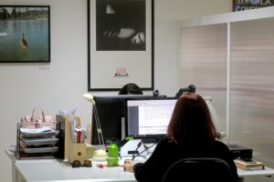 Imagen de archivo de una mujer en su puesto de trabajo. EFE/Cynthia de Benito