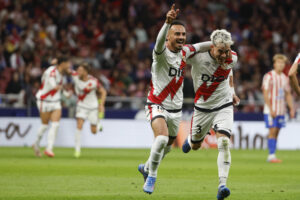 Los jugadores del Rayo, Álvaro García (i) y Josep Chavarria, celebran un gol en el estadio Riyadh Air Metropolitano, en Madrid en foto de archivo de Juanjo Martín. EFE