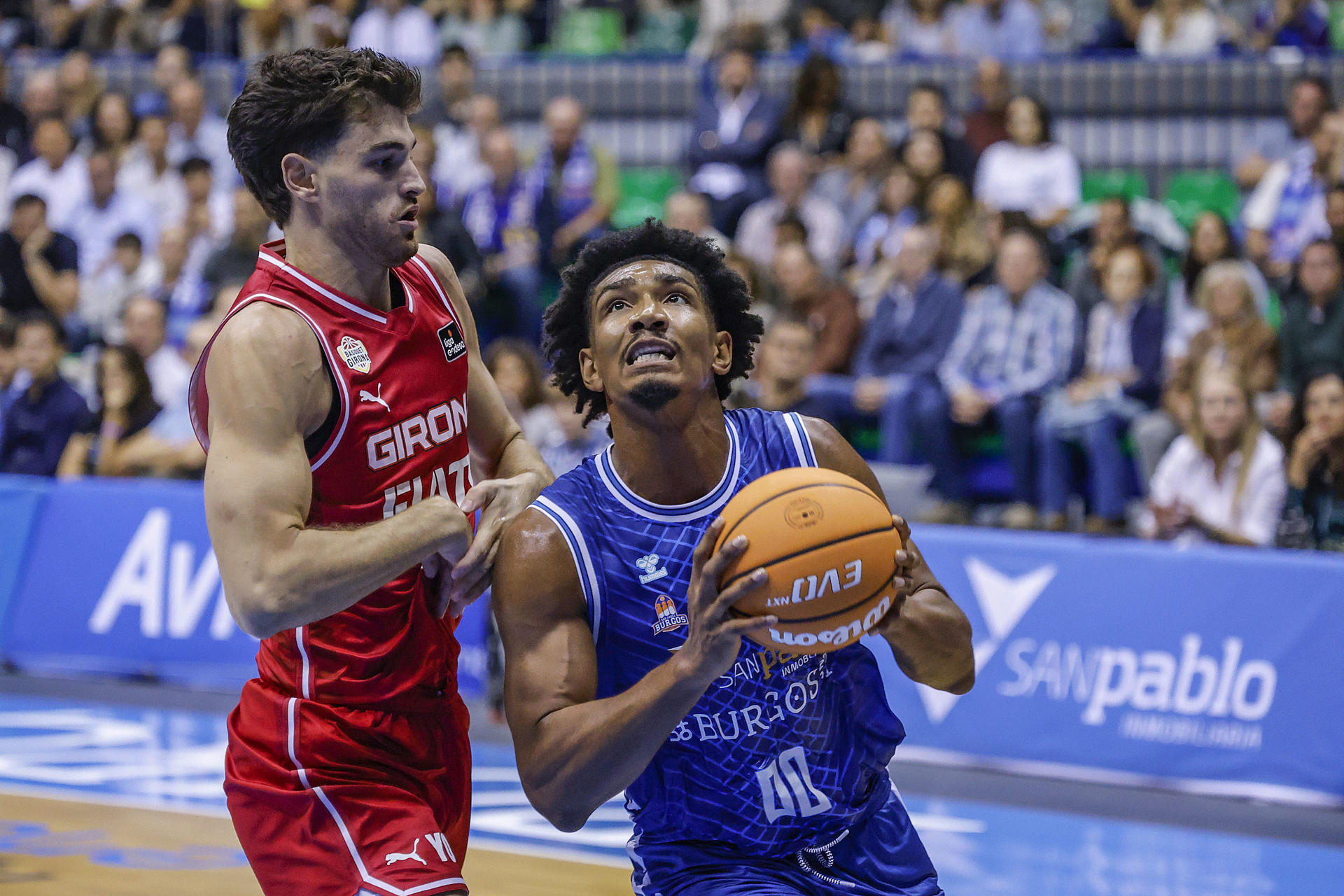 El jugador del Girona, Pep Busquets (i) y Jermaine Samuels, del San Pablo Burgos durante el partido de la jornada 1 de la Liga Endesa que se celebró en el Coliseum Burgos. EFE/ Santi Otero