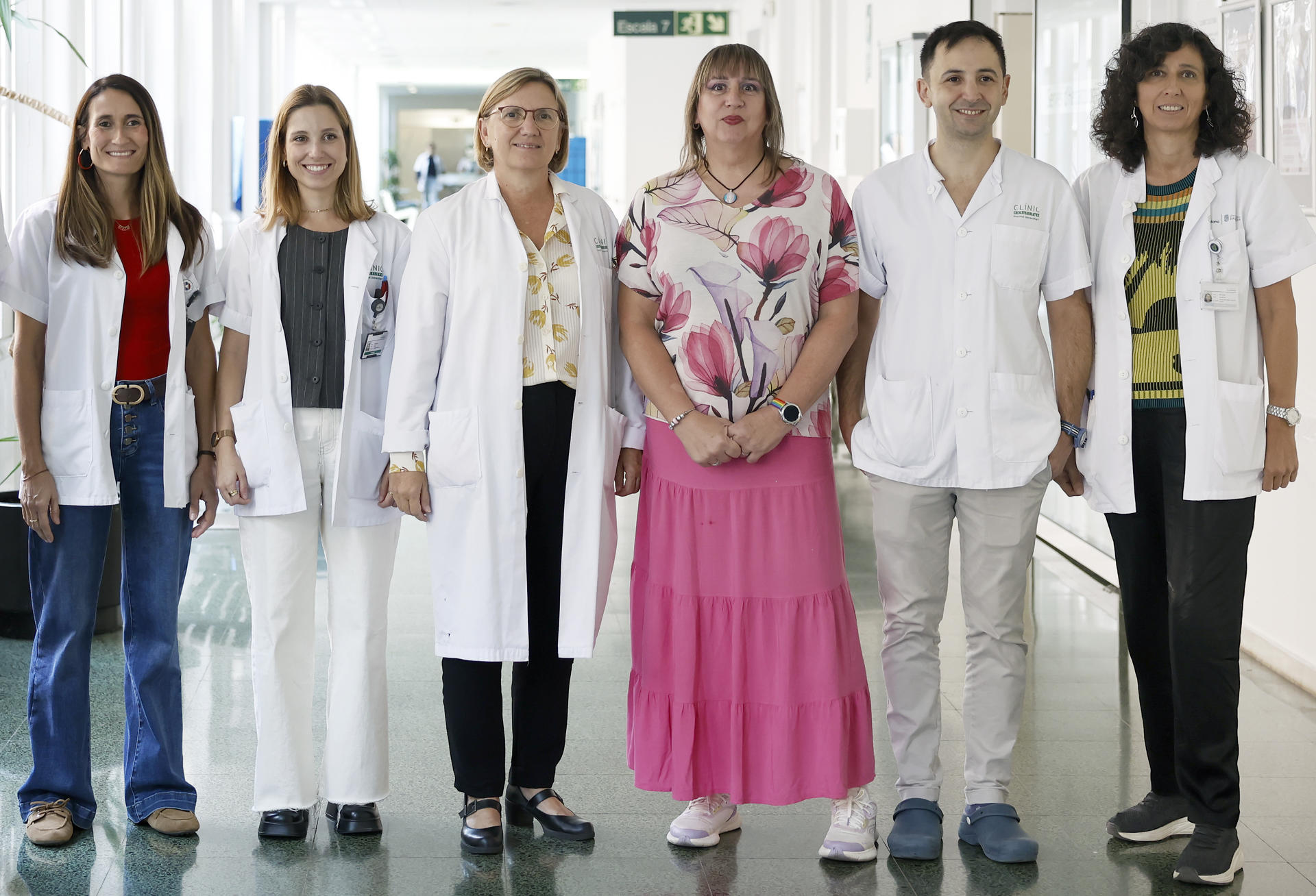 Sílvia Pérez-Pallarés (3d), una de las primeras personas que ha participado en el programa del Hospital Clínic de Barcelona para mujeres transexuales para feminizar la voz, posa este martes junto a la logopeda del Servicio de Otorrinolaringología del Clínic, Mónica Egea (i), la jefe del Servicio de Otorrinolaringología del Clínic, Isabel Vilaseca (3i), y la directora médica del hospital, Raquel Sánchez-Valle (d),.entre otros, durante la presentación de la iniciativa que combina la cirugía con trabajo de logopedia para conseguir una voz asociada al género femenino. EFE/Andreu Dalmau
