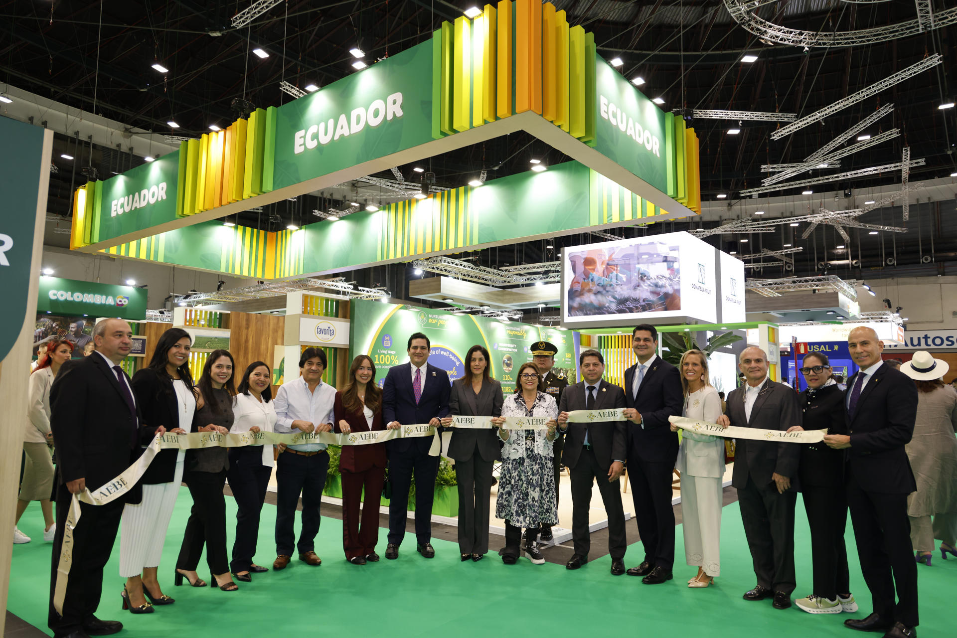 Fotografía cedida por la Asociación de Exportadores de Banano del Ecuador que muestra integrantes de la delegación ecuatoriana en la feria internacional de frutas Fruit Attraction inaugurando su pabellón encabezado por el gremio de exportadores de banano, con la presencia del director ejecutivo de la Asociación de Exportadores de Banano del Ecuador (AEBE) y coordinador del Clúster Bananero y Platanero de Ecuador, José Antonio Hidalgo (7-i); la vicepresidenta de AEBE, Marianela Ubilla (c); la embajadora de Ecuador en España, Wilma Andrade (7-d); el ministro de Agricultura y Ganadería de Ecuador, Danilo Palacios (6-d); y el presidente de AEBE, Jorge Encalada (5-d), posando este martes, en Madrid (España). EFE/ Asociación de Exportadores de Banano del Ecuador
