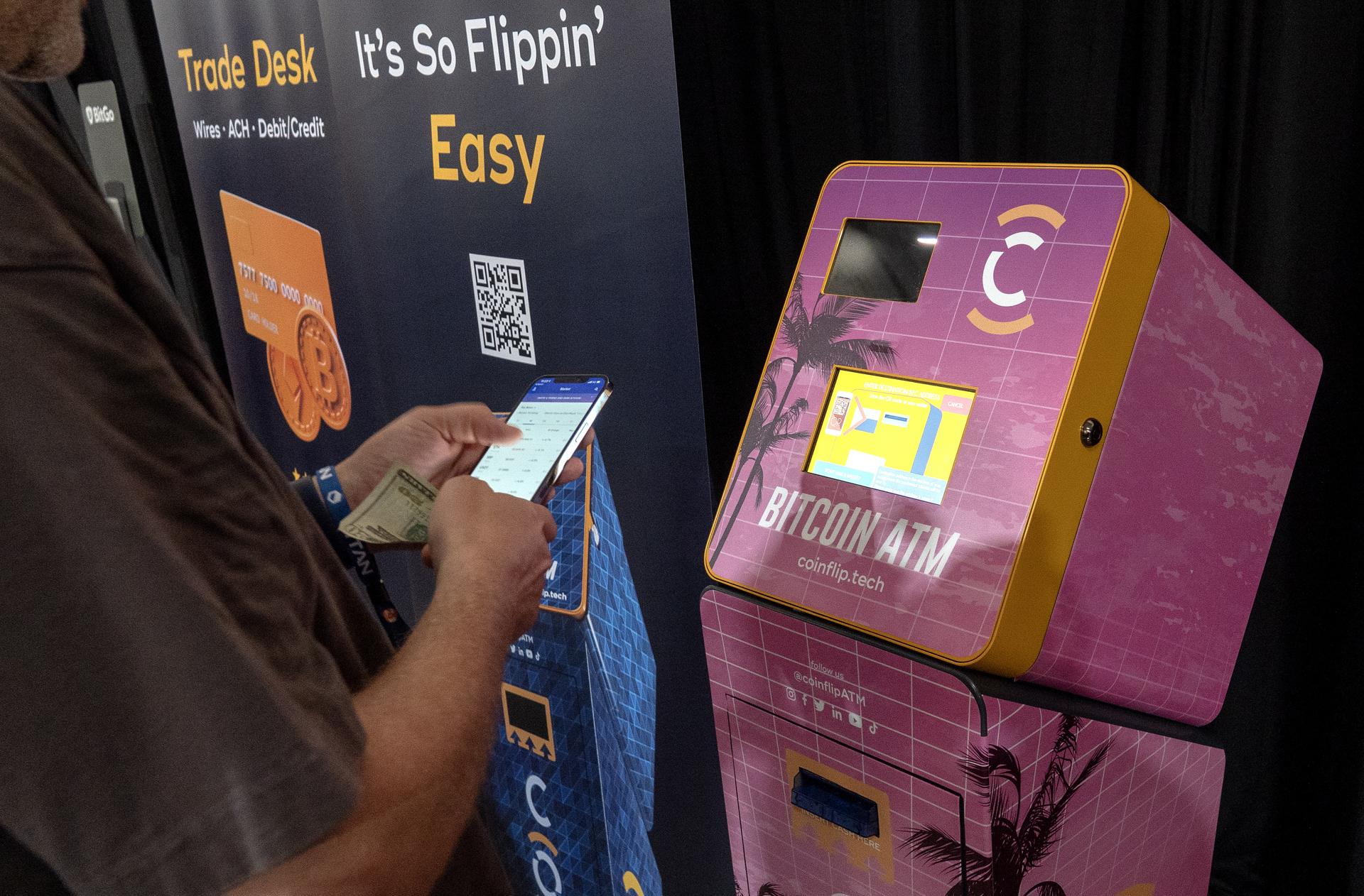 Una persona usa una máquina para comprar Bitcoin en Miami, Estados Unidos. EFE/EPA/CRISTOBAL HERRERA-ULASHKEVICH
