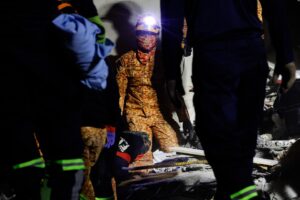 Equipos de emergencia en una zona afectada por el terremoto que azotó la región central de Filipinas.
EFE/EPA/ROLEX DELA PENA