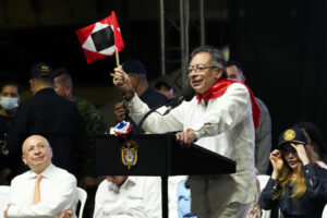 Fotografía cedida por la Presidencia de Colombia que muestra al mandatario, Gustavo Petro, hablando este viernes en Ibagué (Colombia). EFE/ Presidencia de Colombia