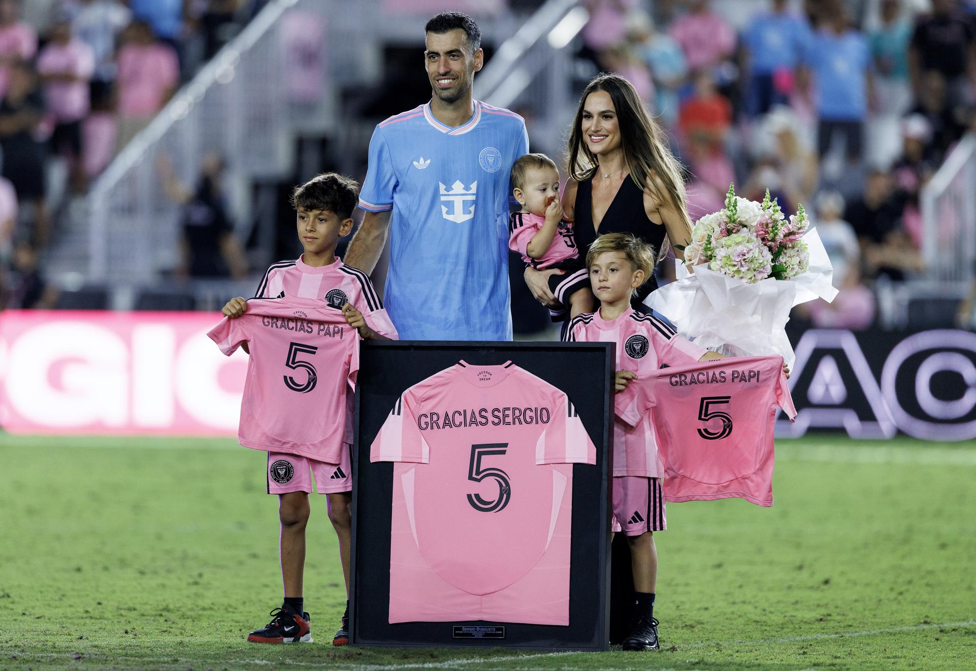 El  centrocampista español Segio Busquets posa con su familia durante un homenaje tributado este sábado por el Inter Miaimi en Fort Lauderdale a propósito de su decisión de poner fin a su carrera al final de la temporada. EFE/EPA/CRISTOBAL HERRERA-ULASHKEVICH