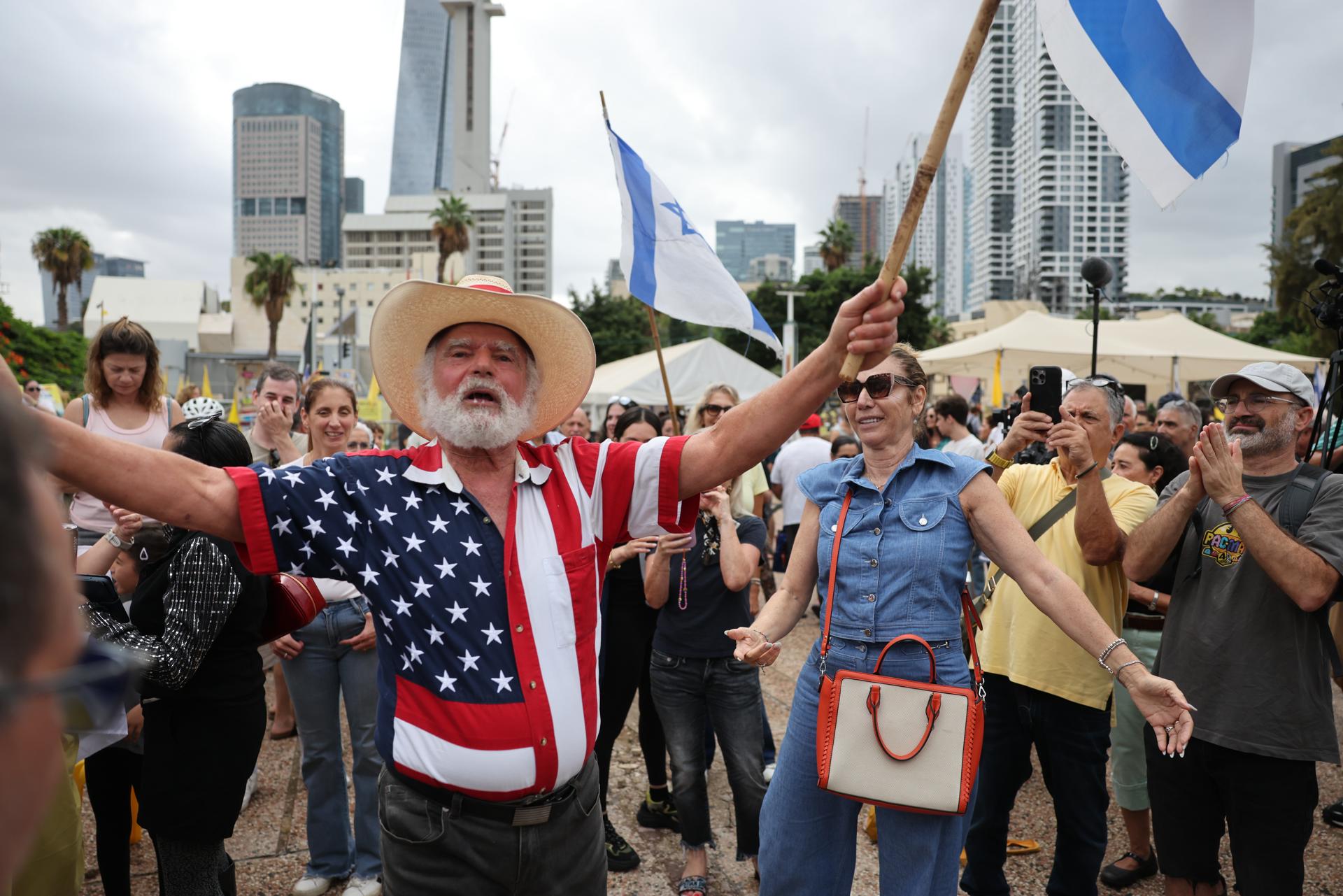 La gente celebra después de que se anuncia un acuerdo de paz en la Plaza de los Rehenes en Tel Aviv, Israel, 09 de octubre de 2025. El presidente de EE.UU., Donald Trump, anunció que Israel y Hamas han acordado la primera fase de su plan de paz para Gaza. El acuerdo incluye la liberación de rehenes israelíes y prisioneros palestinos, la retirada de las fuerzas israelíes y la entrega de ayuda humanitaria a Gaza. EFE/EPA/ABIR SULTAN
