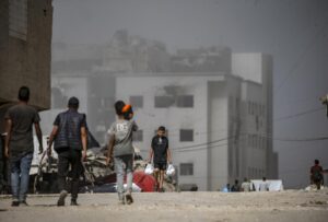 Humo se eleva tras un ataque aéreo israelí cerca del hospital Al Shifa durante una operación militar israelí en la ciudad de Gaza, Franja de Gaza, 02 de octubre de 2025. EFE/MOHAMMED SABER
//////////
Gaza City (-), 02/10/2025.- Smoke rises following an Israeli airstrike near the Al Shifa hospital during an Israeli military operation in Gaza City, Gaza Strip, 02 October 2025. More than 66,000 Palestinians have been killed in the Gaza Strip since October 2023, according to the Palestinian Ministry of Health, and about 1,200 Israelis have been killed since the launch of an Israeli military campaign in response to a cross-border attack by Hamas on 07 October 2023. EFE/EPA/MOHAMMED SABER