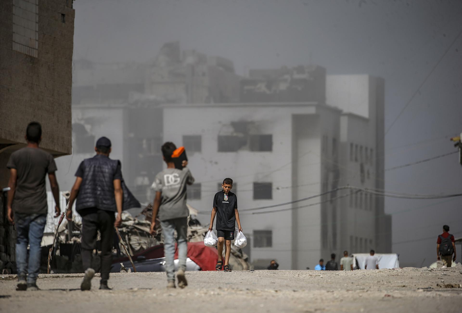 Humo se eleva tras un ataque aéreo israelí cerca del hospital Al Shifa durante una operación militar israelí en la ciudad de Gaza, Franja de Gaza, 02 de octubre de 2025. EFE/MOHAMMED SABER
//////////
Gaza City (-), 02/10/2025.- Smoke rises following an Israeli airstrike near the Al Shifa hospital during an Israeli military operation in Gaza City, Gaza Strip, 02 October 2025. More than 66,000 Palestinians have been killed in the Gaza Strip since October 2023, according to the Palestinian Ministry of Health, and about 1,200 Israelis have been killed since the launch of an Israeli military campaign in response to a cross-border attack by Hamas on 07 October 2023. EFE/EPA/MOHAMMED SABER