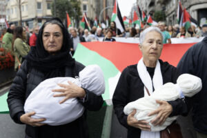 Manifestación convocada por la Plataforma Cívica de Vigo Pro Palestina y respaldada por 42 organizaciones y entidades políticas contra el genocidio de Gaza, este sábado, en Vigo. EFE/ Salvador Sas