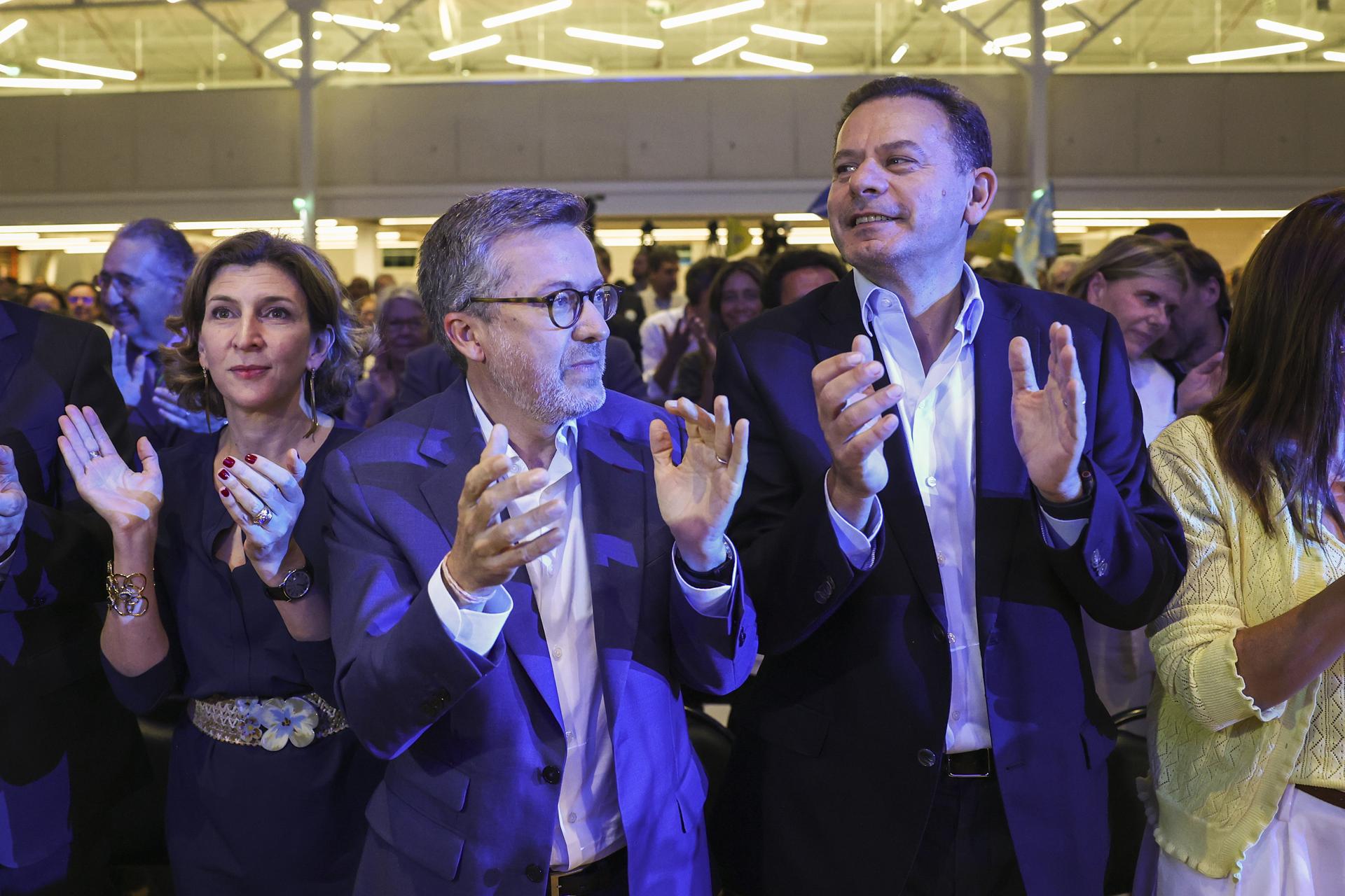 El primer ministro de Portugal y presidente del Partido Social Demócrata (PSD), Luis Montenegro (3-d), y al alcalde y candidato a la reelección para el Ayuntamiento de Lisboa, Carlos Moedas (c), durante un evento de cierre de campaña, este juevs, 9 de octubre, en la capital portuguesa. EFE/Antonio Pedro Santos
