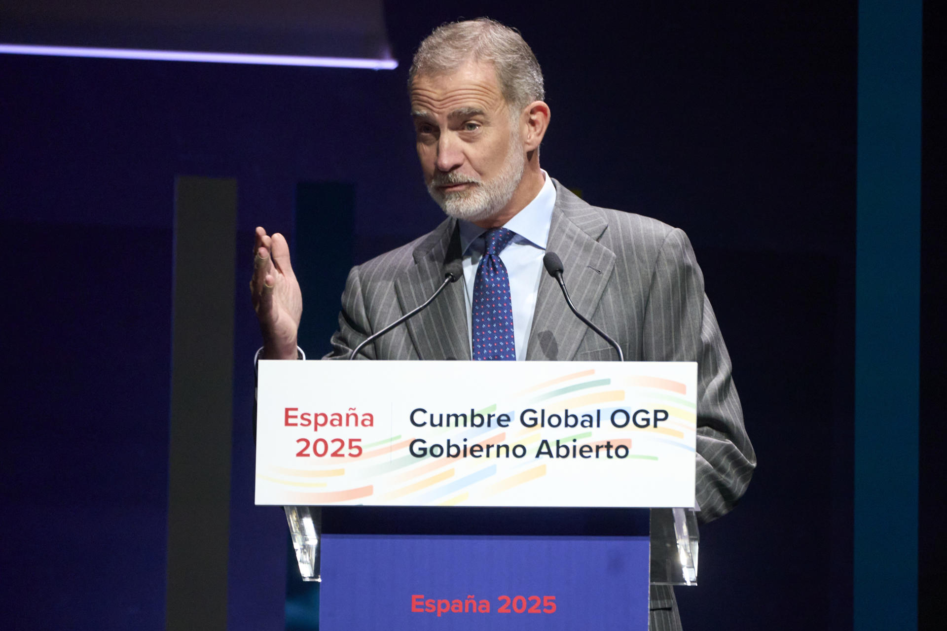 El rey Felipe VI participa en la jornada de clausura de la Cumbre Mundial de Gobierno Abierto que se celebra en Vitoria. EFE / L. Rico