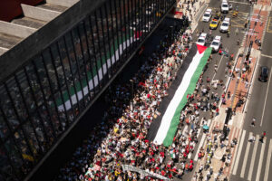 Personas se manifiestan durante una marcha para pedir el fin de la ofensiva israelí en Gaza este domingo, en la Avenida Paulista en São Paulo (Brasil). EFE/Isaac Fontana