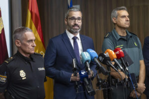 El delegado del gobierno en la Región de Murcia, Francisco Lucas (c), en rueda de prensa tras la reunión que ha mantenido con los organismos estatales para analizar la situación y coordinar el oportuno dispositivo ante la activación de avisos rojo y naranja por lluvias para mañana. EFE/Marcial Guillén