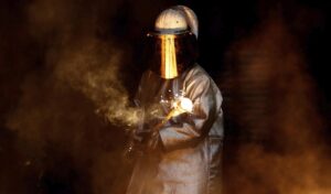 Imagen de archivo de un trabajador que extrae una muestra de acero de un alto horno de la compañía ThyssenKrupp en Duisburgo, Alemania. EFE/Friedemann Vogel