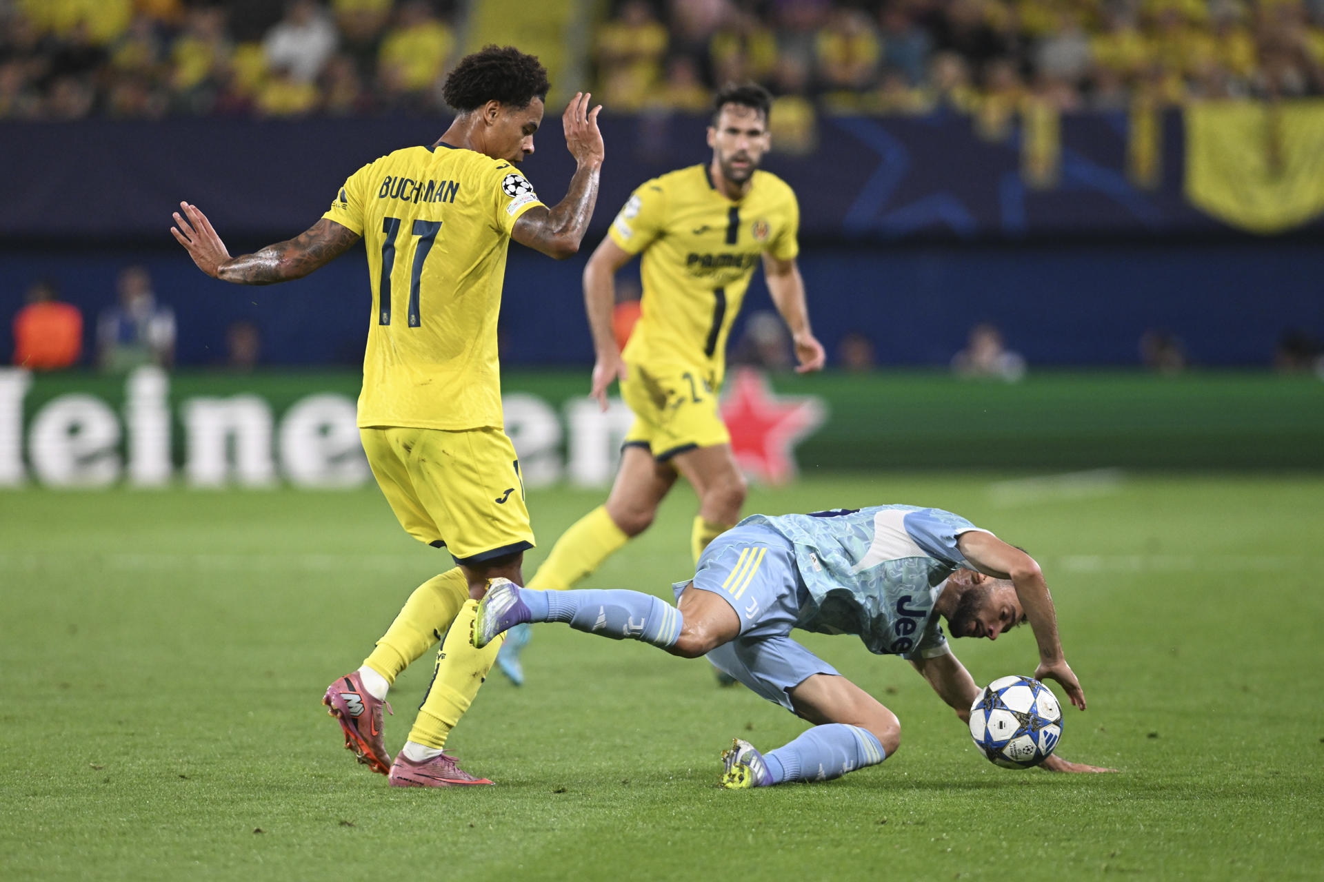 El delantero del Villarreal Tajon Buchanan (i) lucha con Joao Mario, de la Juventus, durante el partido de primera ronda de Liga de Campeones que Villarreal CF y Juventus de Turín disputan en el estadio de La Cerámica. EFE/Andreu Esteban

