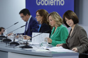 Los ministros para la Transformación Digital y de la Función Pública, Óscar López; de Sanidad, Mónica García (2i); de Educación, Formación Profesional y Deportes y portavoz del Gobierno, Pilar Alegría (2d) y de Ciencia, Diana Morant (d) durante la rueda de prensa posterior a la reunión del Consejo de Ministros, este martes en el Palacio de la Moncloa. EFE/ Zipi