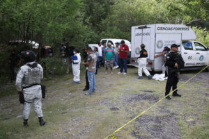 Integrantes de la Guardia Nacional y de la Policía Municipal custodian la zona donde se localizó el cuerpo sin vida del sacerdote mexicano Bertoldo Pantaleón Estrada, este lunes en el municipio Eduardo Neri, en Guerrero (México). EFE/ José Luis de la Cruz