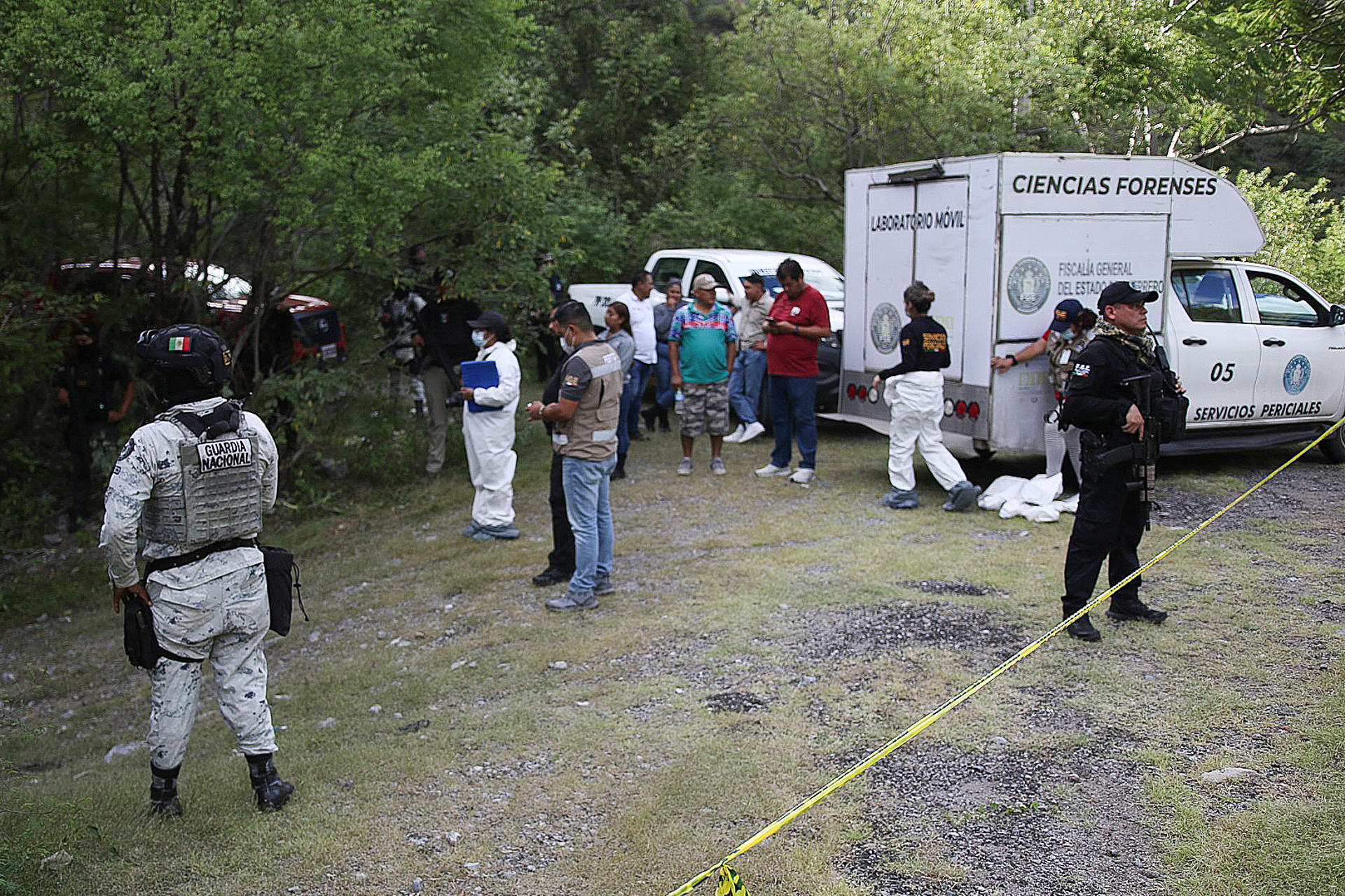 Integrantes de la Guardia Nacional y de la Policía Municipal custodian la zona donde se localizó el cuerpo sin vida del sacerdote mexicano Bertoldo Pantaleón Estrada, este lunes en el municipio Eduardo Neri, en Guerrero (México). EFE/ José Luis de la Cruz