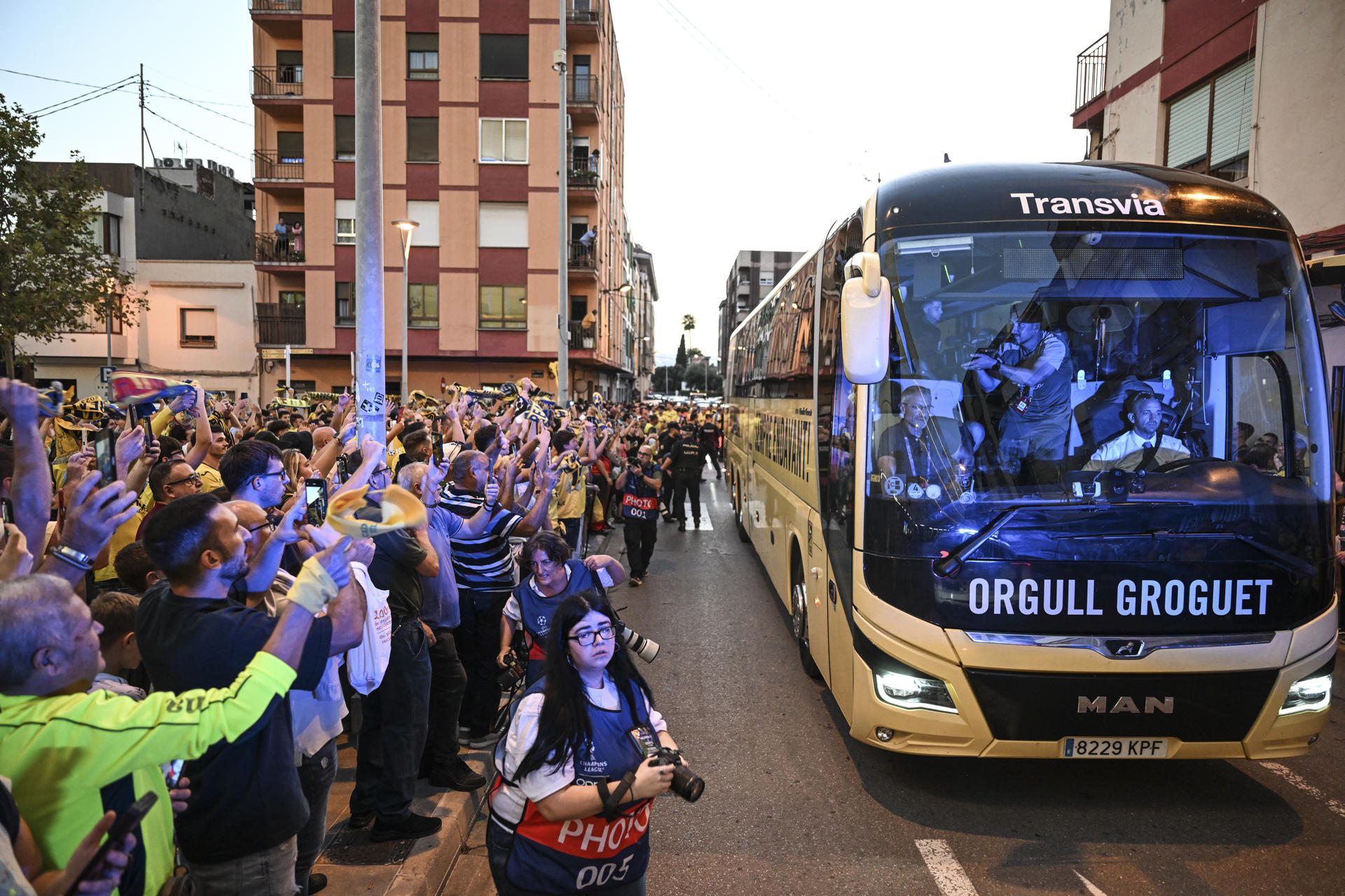 Aficionados del Villarreal a la llegada de su equipo antes del inicio del encuentro correspondiente a la liguilla de la Liga de Campeones que disputan hoy miércoles Villarreal y Juventus en el estadio de La Cerámica, en la localidad castellonense. EFE / Andreu Esteban.