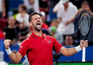 El serbio Novak Djokovicl celebra la victoria en dieciseisavos del Masters 1.000 de Shanghái (China), EFE/EPA/ALEX PLAVEVSKI