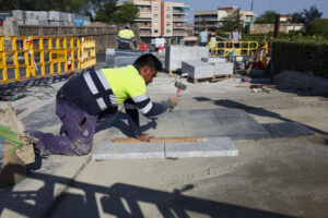 Imagen de archivo de un trabajador de la construcción en Toledo. EFE/ Ismael Herrero
