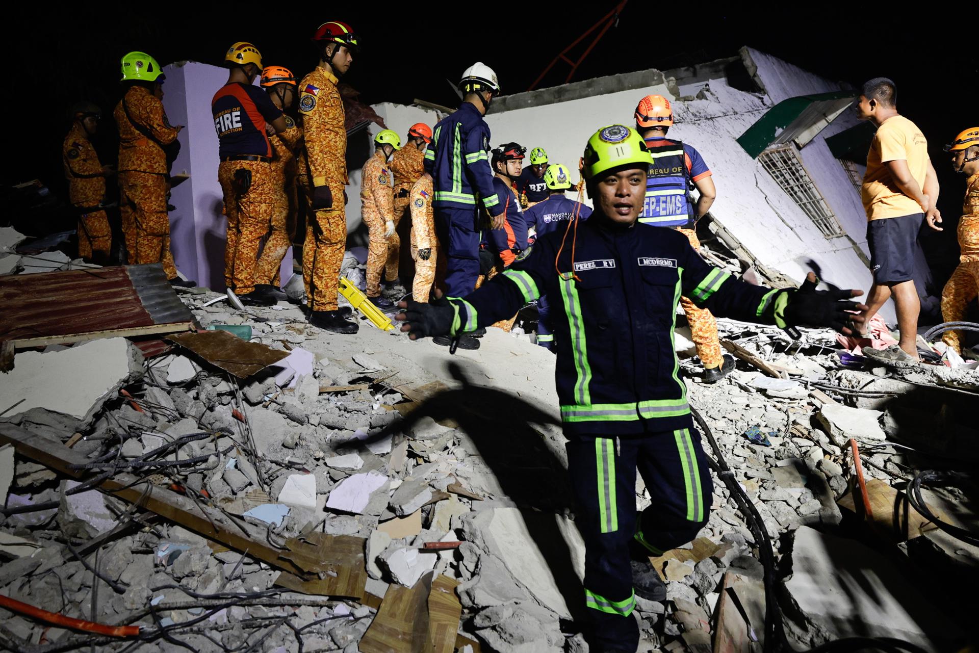 Equipos de rescate sobre un edificio derrumbado en Filipinas a raíz de un fuerte terremoto.
EFE/EPA/ROLEX DELA PENA