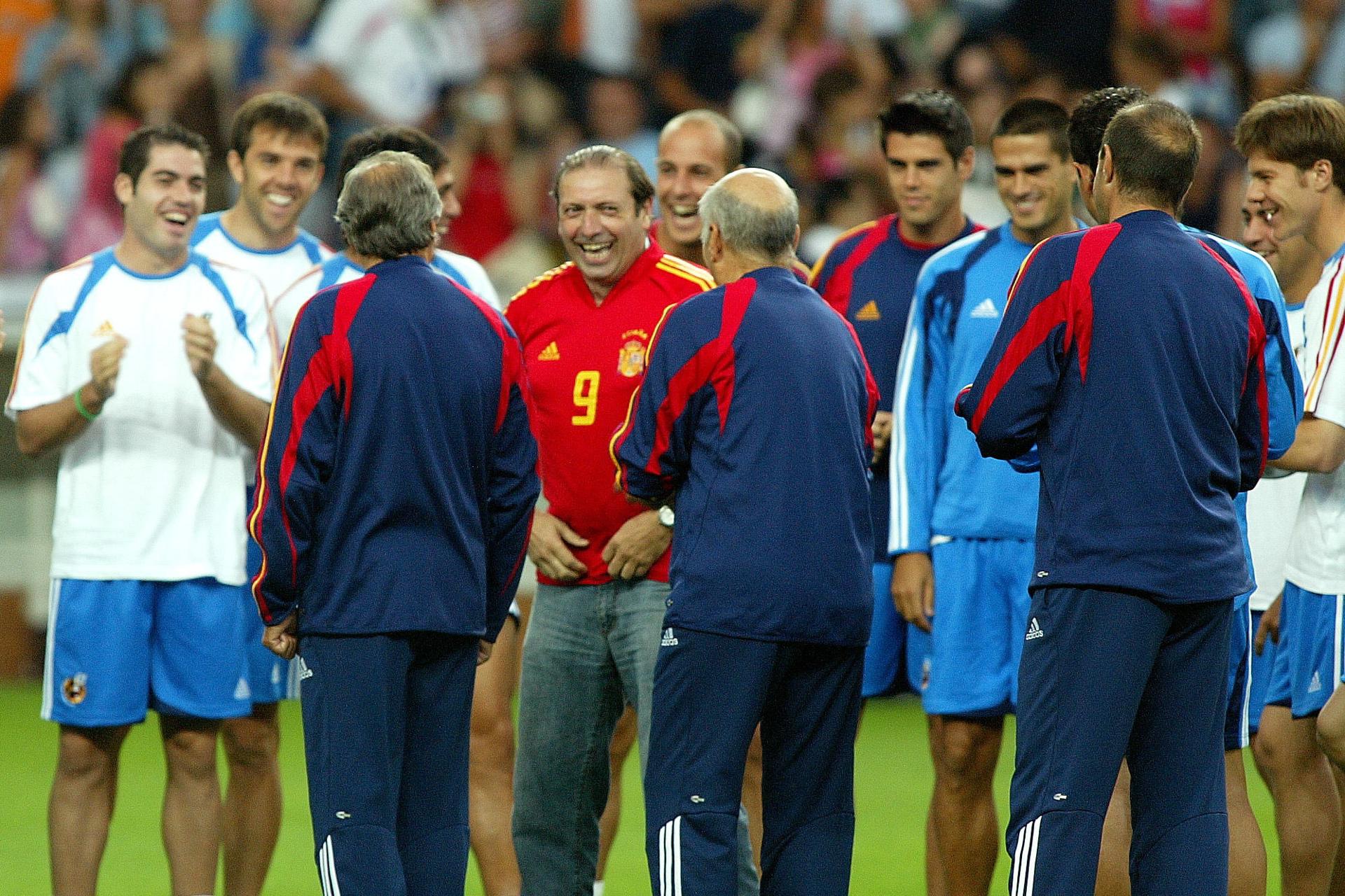 Foto de archivo del ex internacional asturiano Enrique Castro "Quini" (c) bromea tras recibir una camiseta de la selección española, ante las risas de un grupo de jugadores del combinado español, durante un entrenamiento ren el estadio del Molinón en Gijón, preparatorio para el partido que enfrentó en 2005 a España con Uruguay. EFE/Alberto Morante

