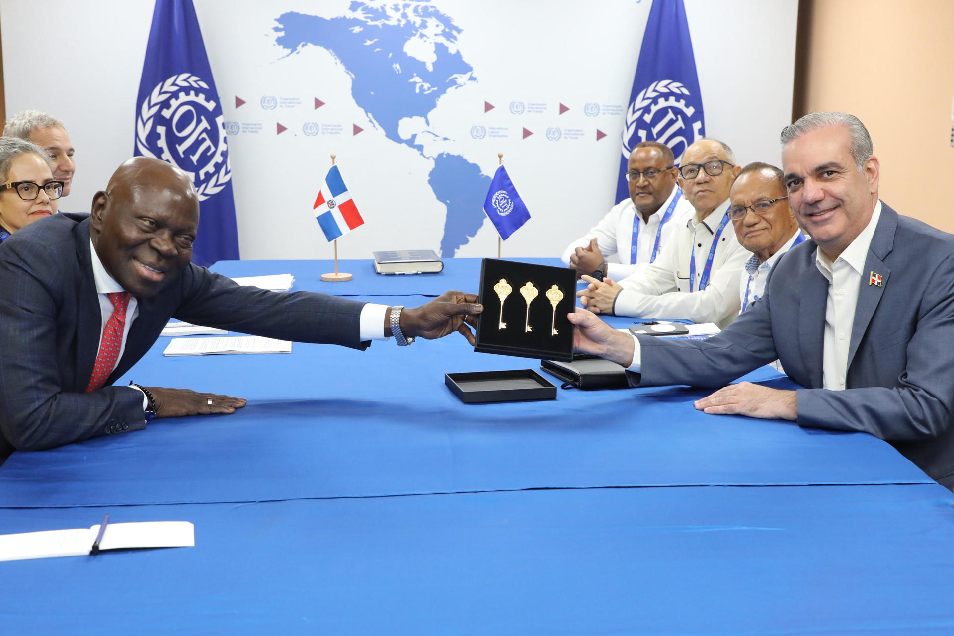 Fotografía cedida este miércoles por la Presidencia de República Dominicana que muestra al director general de la Organización Internacional del Trabajo (OIT), Gilbert Houngbo (i) acompañado del presidente de República Dominicana, Luis Abinader, posando durante una reunión en Punta Cana (República Dominicana). EFE/Presidencia República Dominicana