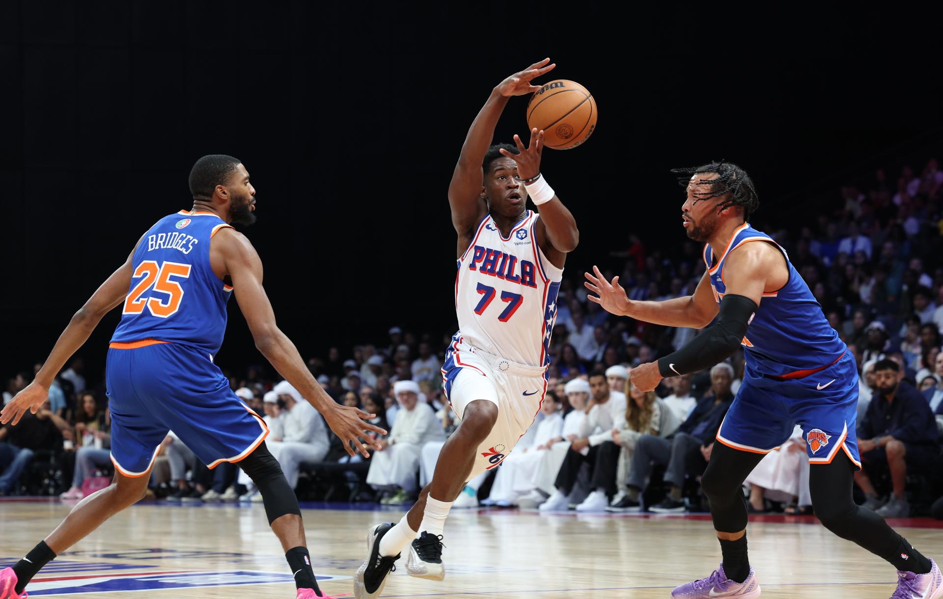 (I-D) Mikal Bridges, de los New York Knicks, VJ Edgecombe, de los Philadelphia 76ers y Jalen Brunson, de los New York Knicks, durante el partido amistoso qie jha jugado en Abu Dabi, Emiratos Árabes Unidos. EFE/EPA/ALI HAIDER

