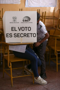Fotografía de archivo del votantes en una jornada de elecciones Ecuador. EFE/ Jose Jacome