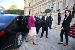 La Alta Representante de la Unión Europea para Asuntos Exteriores y Política de Seguridad Kaja Kallas llega antes de una reunión ministerial sobre la implementación del plan de paz en Oriente Medio en el Quai d'Orsay en París, Francia, 09 de octubre de 2025. Israel y Hamas acordaron el 9 de octubre de 2025 un alto el fuego en Gaza para liberar a los rehenes vivos restantes, en un paso importante hacia el fin de una guerra que ha matado a decenas de miles de personas y desencadenado una catástrofe humanitaria. (Francia) EFE/EPA/CHRISTOPHE PETIT TESSON / POOL