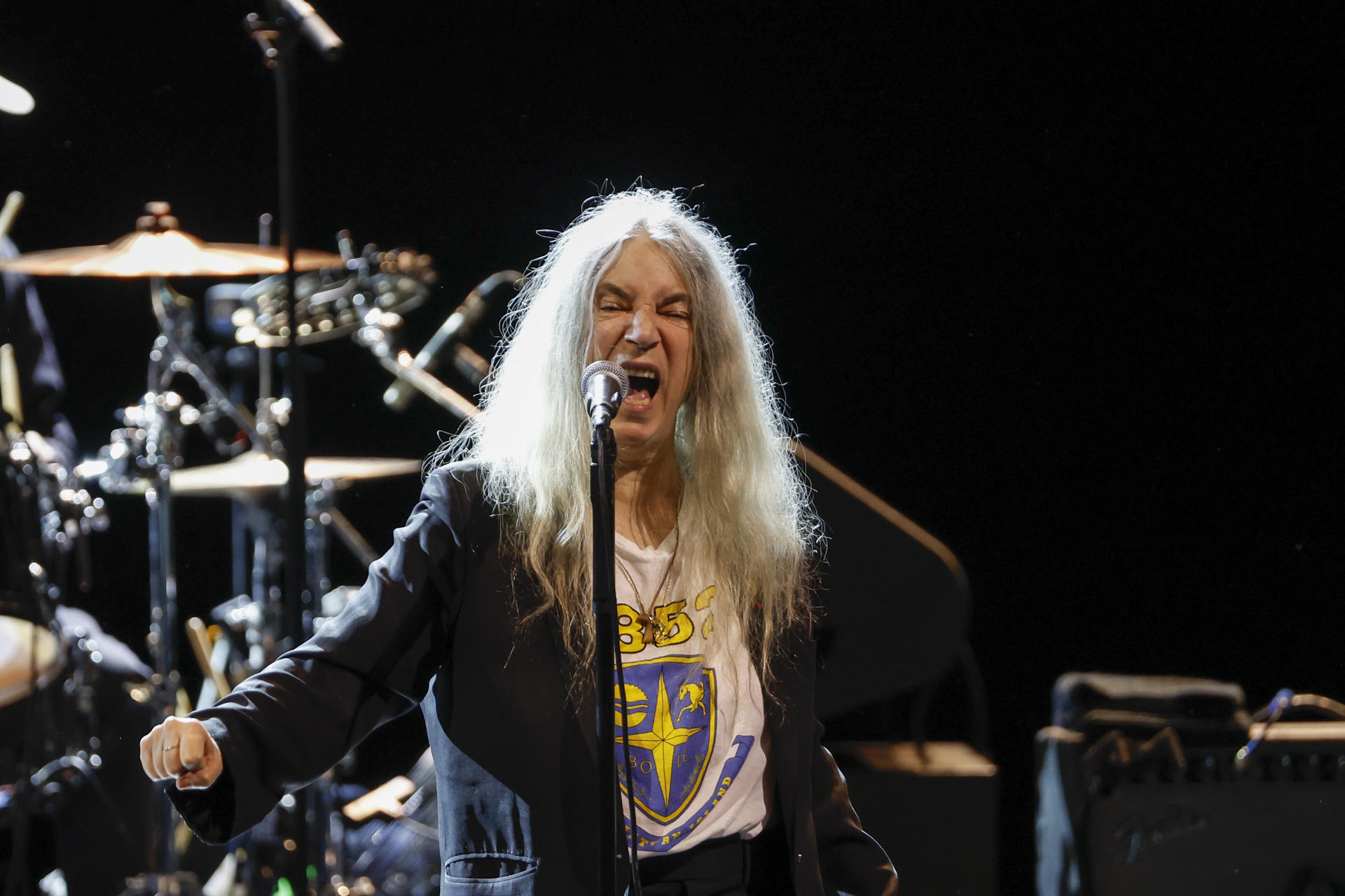 La cantante, compositora y escritora estadounidense Patti Smith durante el concierto que ofrece hoy miércoles en el Teatro Real, en Madrid, con el que conmemora el 50 aniversario de su icónico álbum ‘Horses’. EFE/JuanJo Martín

