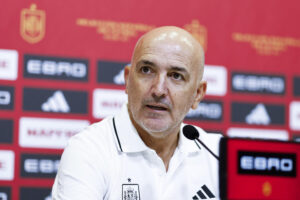 El seleccionador nacional de sub-21, David Gordo, durante la rueda de prensa en la que ha dado a conocer la lista de convocados para los partidos del día 10 contra Noruega y el encuentro clasificatorio para el Europeo de la categoría del próximo martes 14 contra Finlandia, este viernes. EFE/ Rodrigo Jiménez