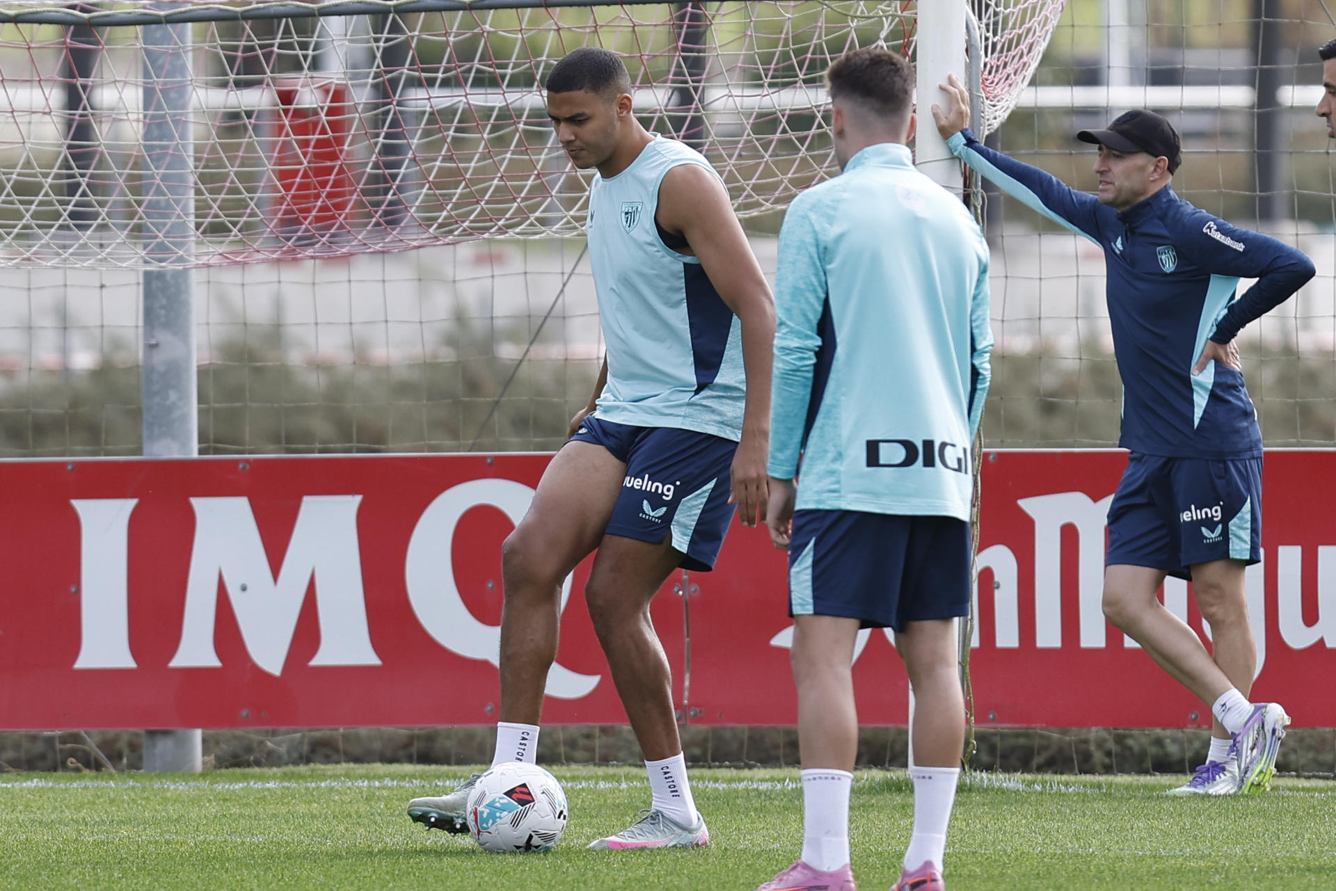 Maroan Sannadi (i) golpea un balón durante el entrenamiento que el Athletic de Bilbao ha celebrado este jueves, el último en semana de parón liguero. EFE/ Miguel Toña