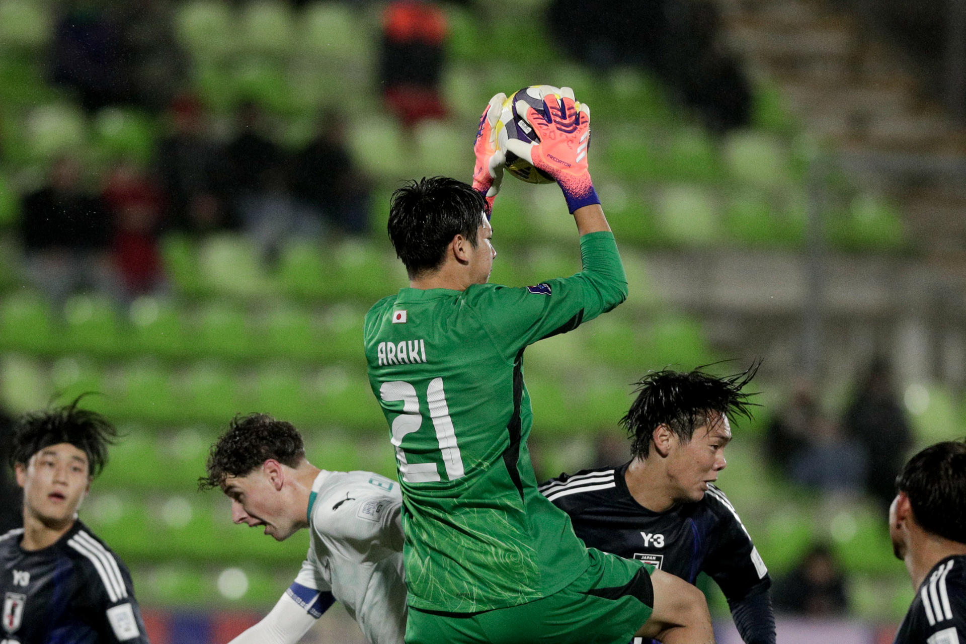El guardameta de la selección sub-20 de Japón, Rui Araki (c), salta más que todo en un ataque de Nueva Zelanda, que cayó por 3-0 en el partido de cierre del Grupo A del Mundial jugado en el estadio Elías Figueroa de Valparaíso. EFE/ Adriana Thomasa
