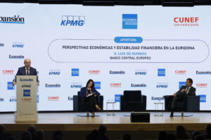 El vicepresidente del Banco Central Europeo (BCE), Luis de Guindos (i), abre con su exposición el XVI Encuentro Financiero Expansión-KPMG, este lunes en Madrid, en el que intervienen, entre otros, los responsables de Unicaja, Caixabank, Banco Sabadell, Banco Santander, Kutxabank, Ibercaja, Banca March, Abanca, Bankinter, la EB o la CECA. EFE/J.G. Guillén