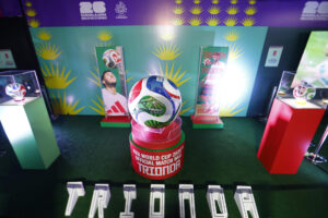 Fotografía que muestra el balón oficial de la Copa Mundial 2026 ‘Trionda’, durante la inauguración del pabellón 'El Alma del Mundial' este viernes, en Guadalajara (México). EFE/ Francisco Guasco