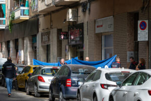 Los Mossos d'Esquadra han detenido a un hombre de 78 años por presuntamente haber matado a tiros a su yerno, que era agente de la Policía de la Generalitat, en plena calle, en el barrio de Cappont de Lleida, según ha avanzado el diario Segre y han confirmado a EFE fuentes cercanas a la investigación. EFE/Alex López