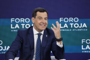 El presidente de la Junta de Andalucía y copresidente del Comité de las Regiones de la Unión Europea, Juanma Moreno, interviene en la mesa redonda 'Los retos políticos de Europa', que se celebra este viernes en el marco del VII Foro La Toja-Vínculo Atlántico. EFE/ Lavandeira Jr