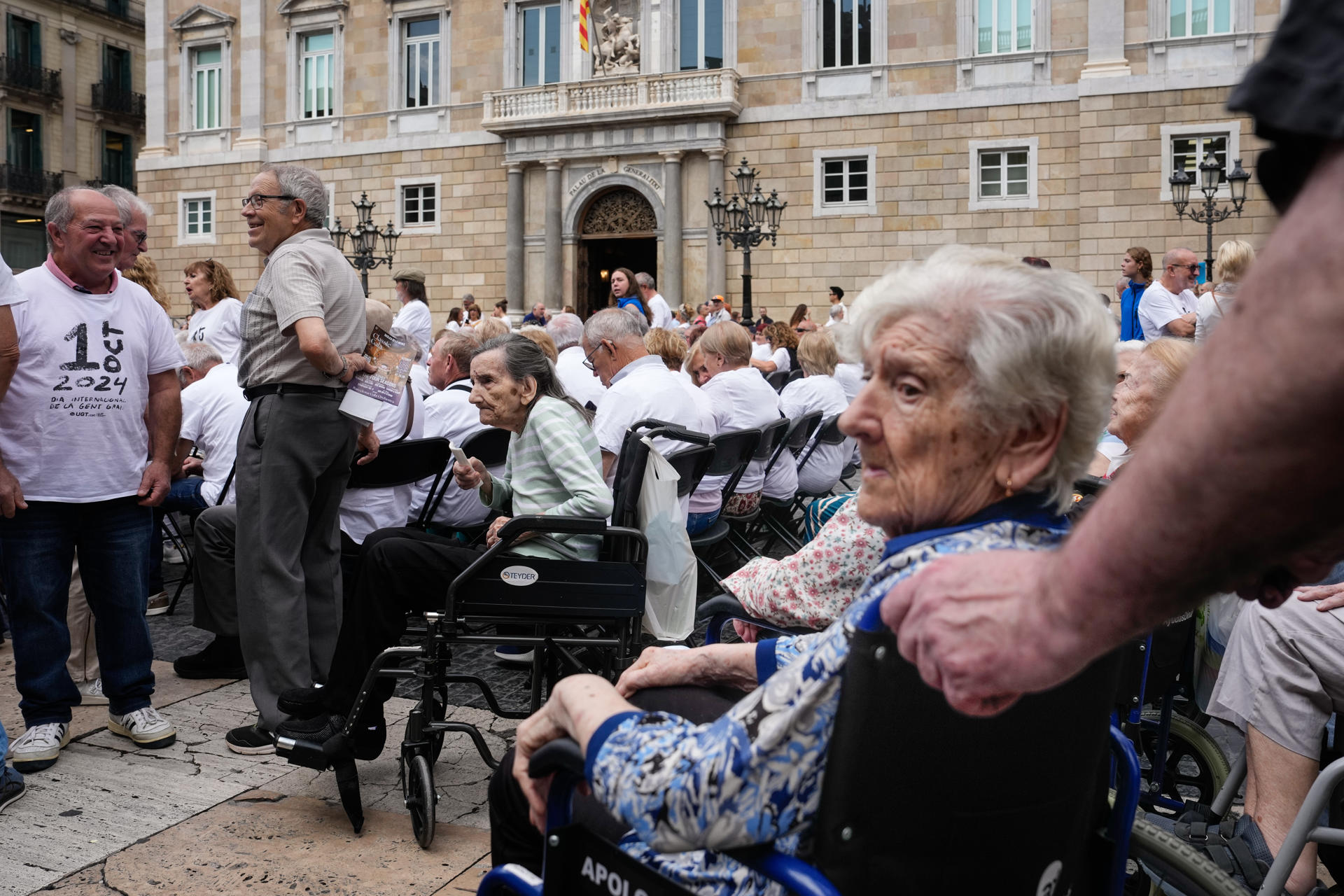 Aspecto de la movilización este miércoles en la Plaça de Sant Jaume de Barcelona con el lema "por una sociedad libre de edadismo" con motivo del Día Internacional de las Personas Mayores. EFE/Enric Fontcuberta
