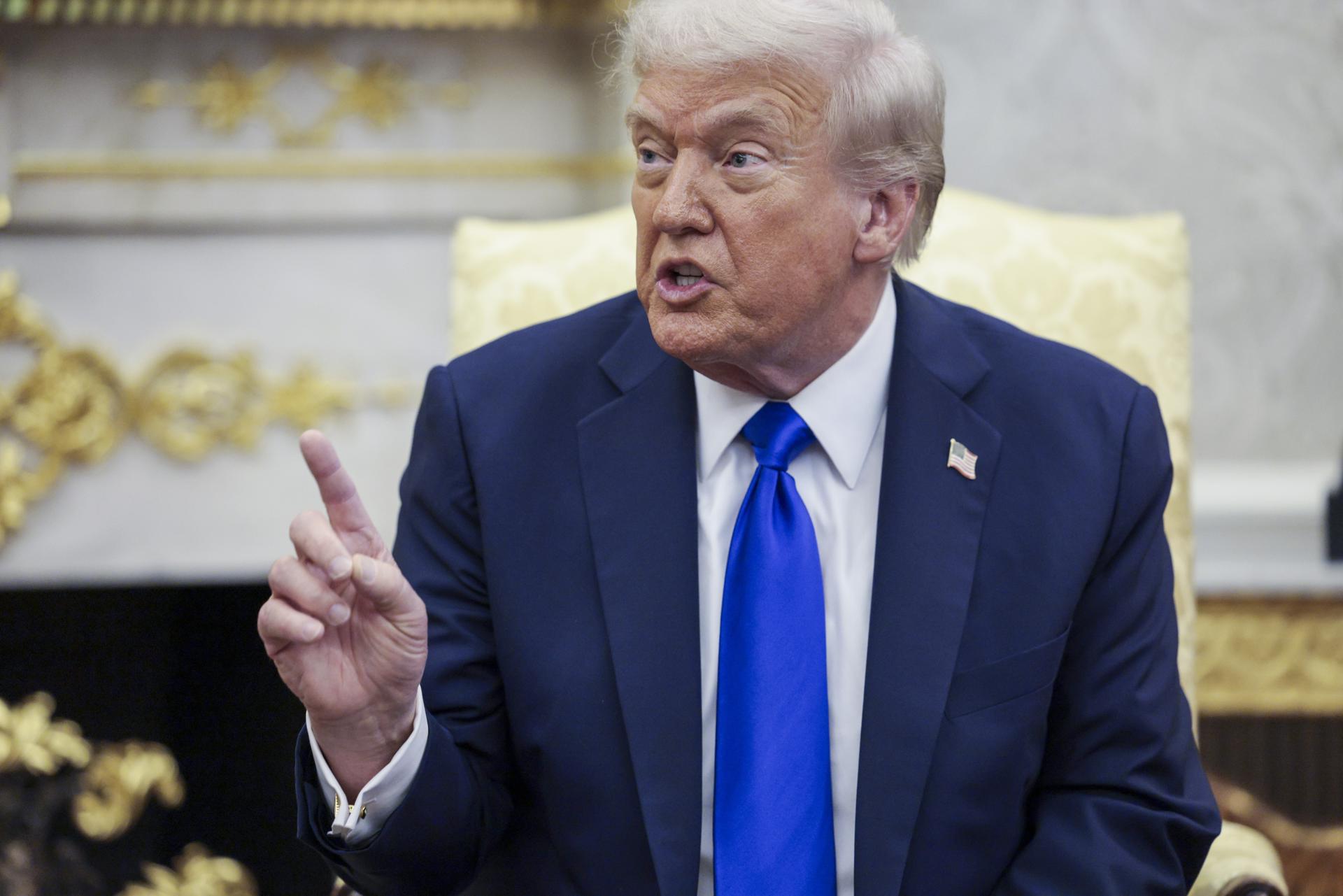 El presidente de EE.UU., Donald Trump (d), se reúne con el primer ministro canadiense, Mark Carney (i), en el Despacho Oval de la Casa Blanca en Washington, DC, EE.UU. EFE/SHAWN THEW