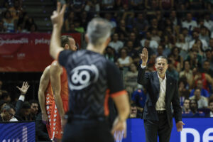 Pedro Martínez, entrenador del Valencia Basket, durante la final de la Supercopa Endesa, entre el Real Madrid y el Valencia Basket, en Málaga (Andalucía), disputada el pasado domingo. EFE/Jorge Zapata