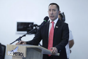 El presidente de Ecopetrol, Ricardo Roa, habla durante una rueda de prensa este lunes, en Bogotá (Colombia). EFE/ Carlos Ortega