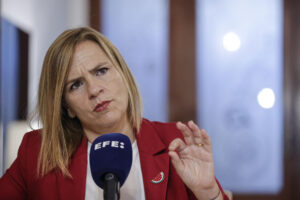 La delegada del Gobierno en la Comunitat Valenciana, Pilar Bernabé, ha afirmado este jueves que la Policía va a trabajar para garantizar el orden público y la seguridad el 9 d'Octubre, pero ha destacado que la Generalitat y el Ayuntamiento de València son los que convocan los actos institucionales y organizan sus características. EFE/Manuel Bruque
