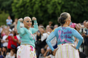 Mujeres sobrevivientes de cáncer de mama desfilan este lunes, en el Museo Cabañas en Guadalajara (México). EFE/ Francisco Guasco