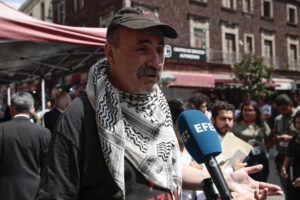 El representante de Mexicanos Unidos, Armando Soto, habla durante una entrevista con EFE este martes, en Ciudad de México (México). EFE/José Méndez