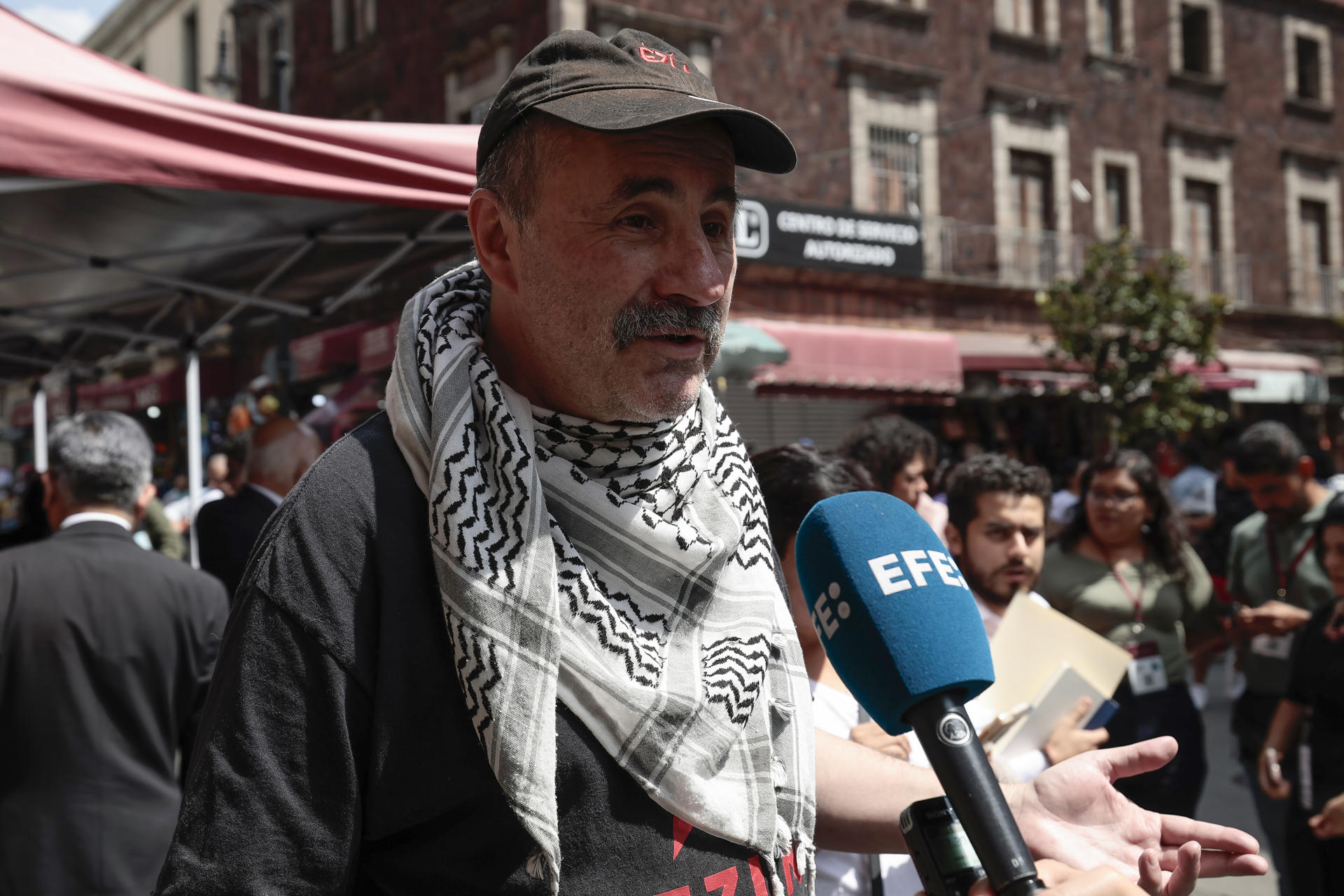 El representante de Mexicanos Unidos, Armando Soto, habla durante una entrevista con EFE este martes, en Ciudad de México (México). EFE/José Méndez